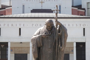 statua świętego jana pawła drugiego na placu przed sanktuarium 